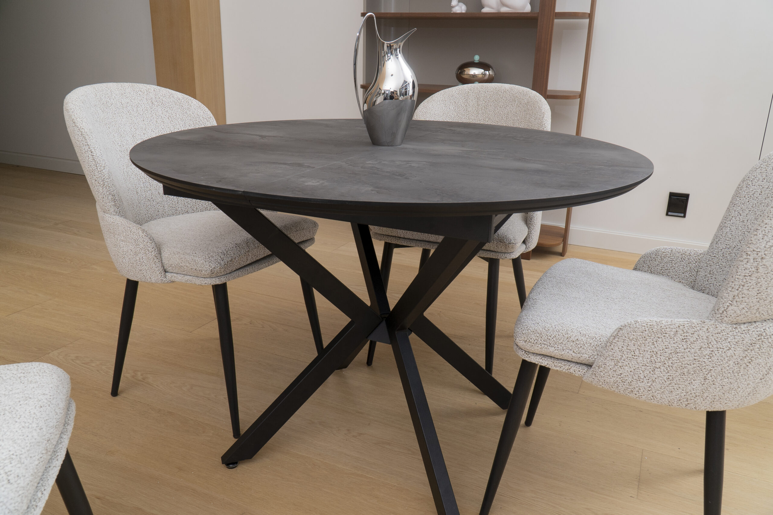 PRIV DOBOK Irony Super Matt isskleidziamas valgomojo stalas