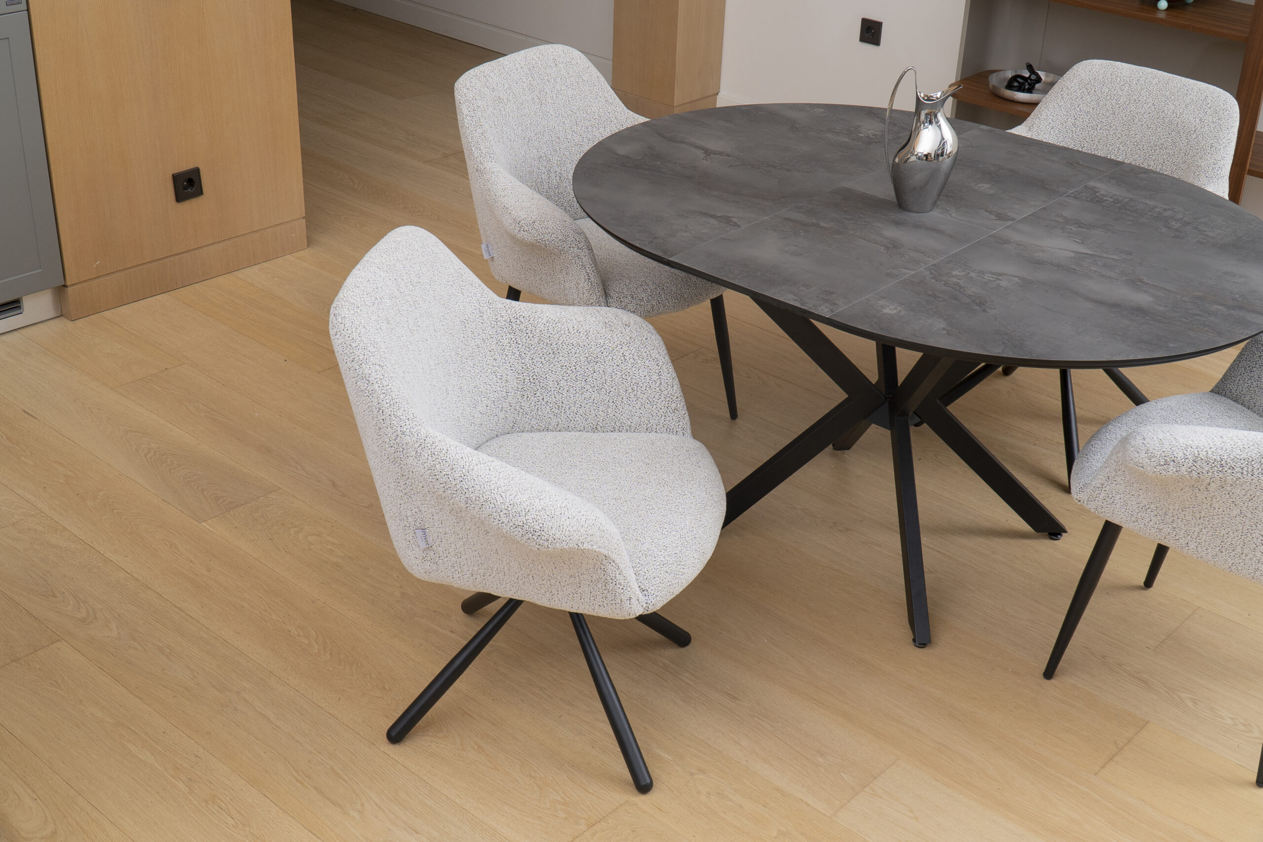 PRIV DOBOK Irony Super Matt isskleidziamas valgomojo stalas