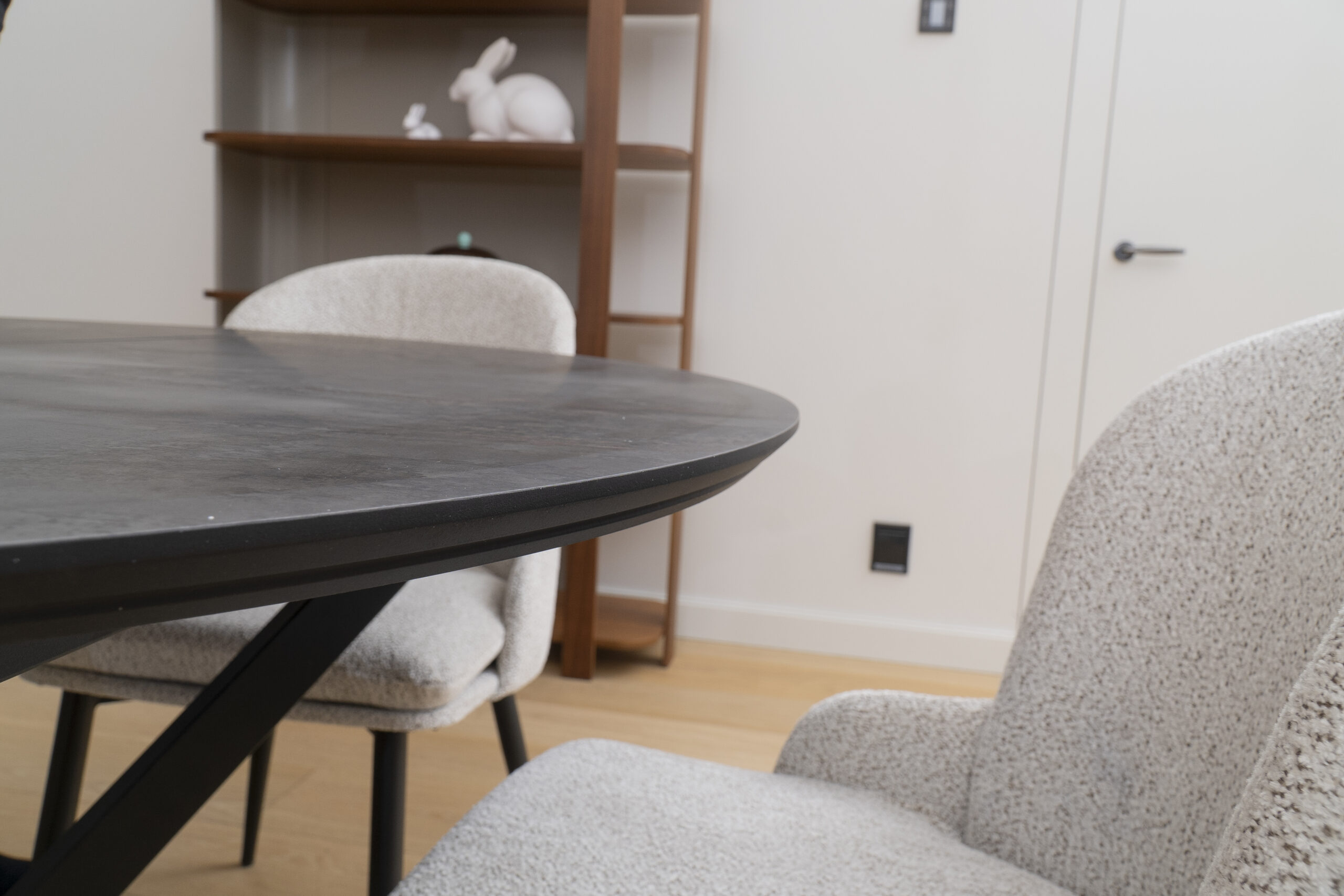 PRIV DOBOK Irony Super Matt isskleidziamas valgomojo stalas