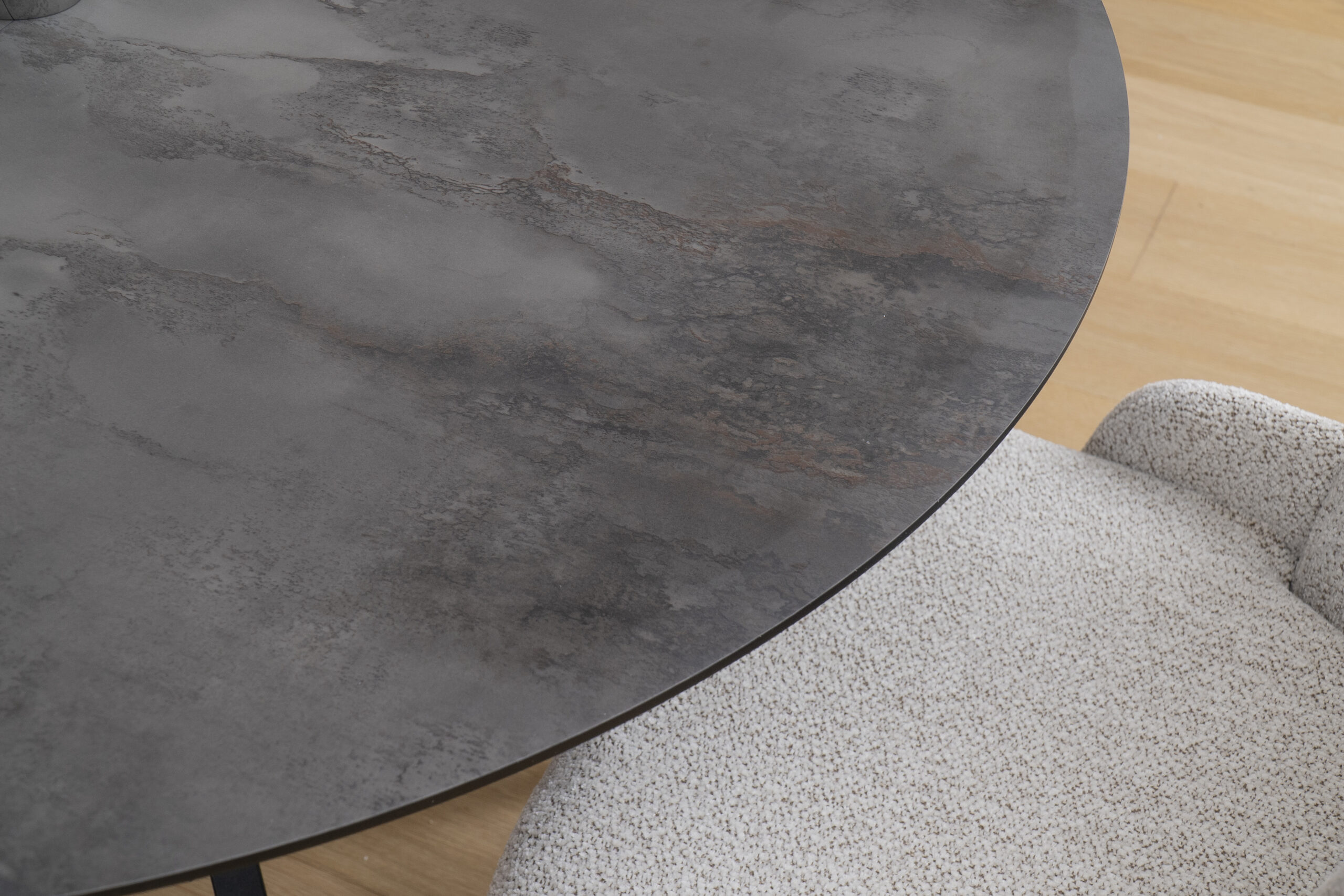 PRIV DOBOK Irony Super Matt isskleidziamas valgomojo stalas