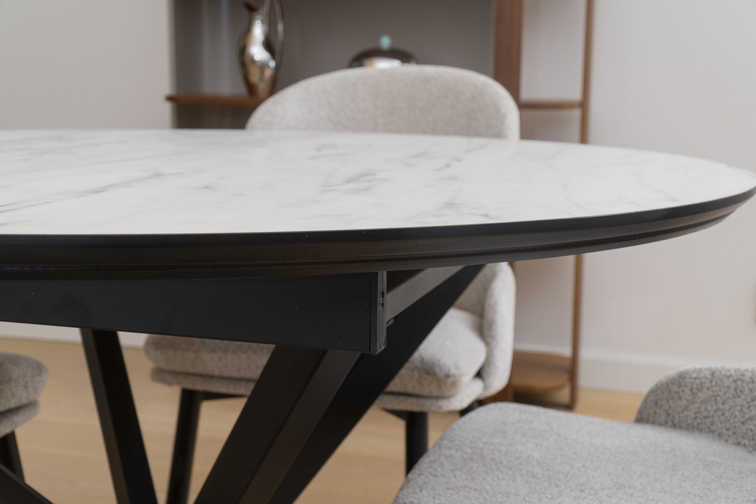 PRIV DOBOK Marmo Super Matt isskleidziamas valgomojo stalas