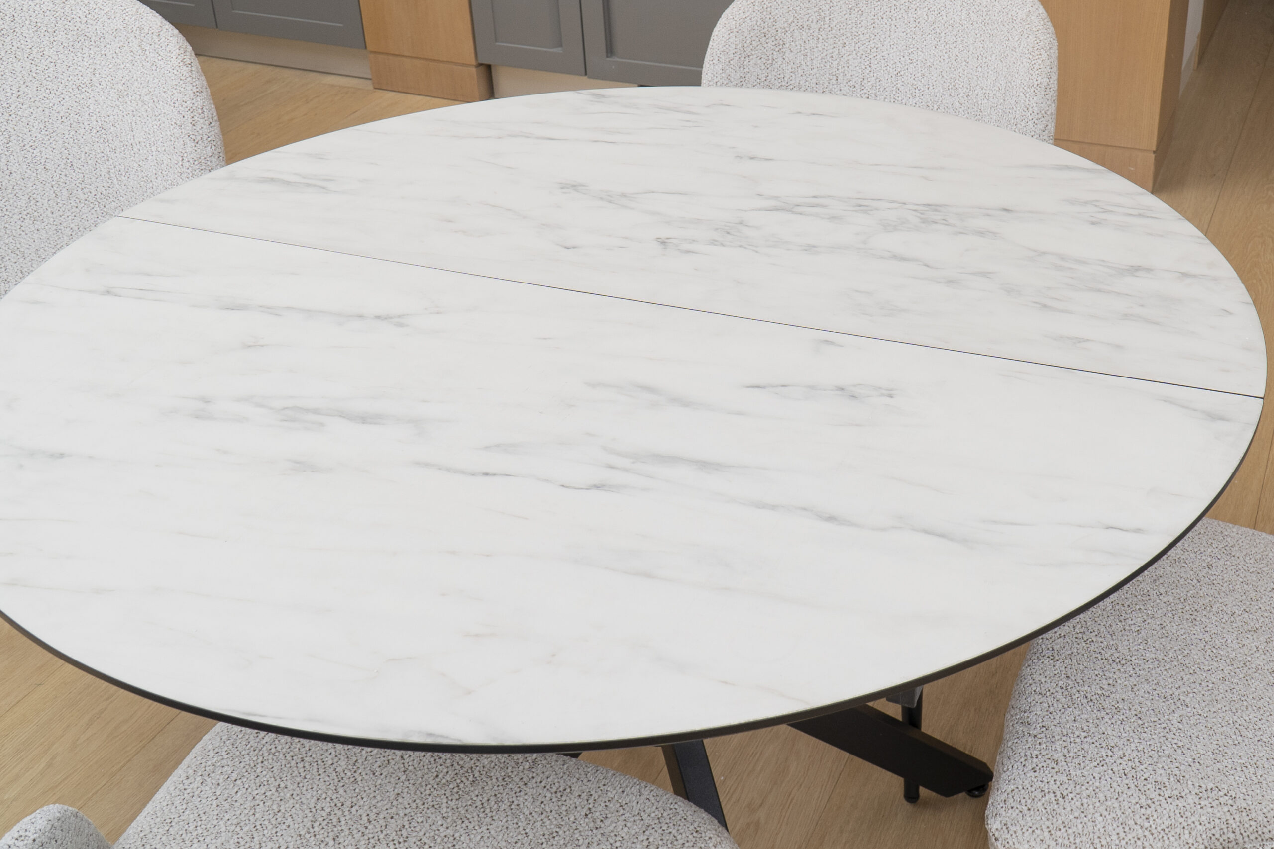 PRIV DOBOK Marmo Super Matt isskleidziamas valgomojo stalas