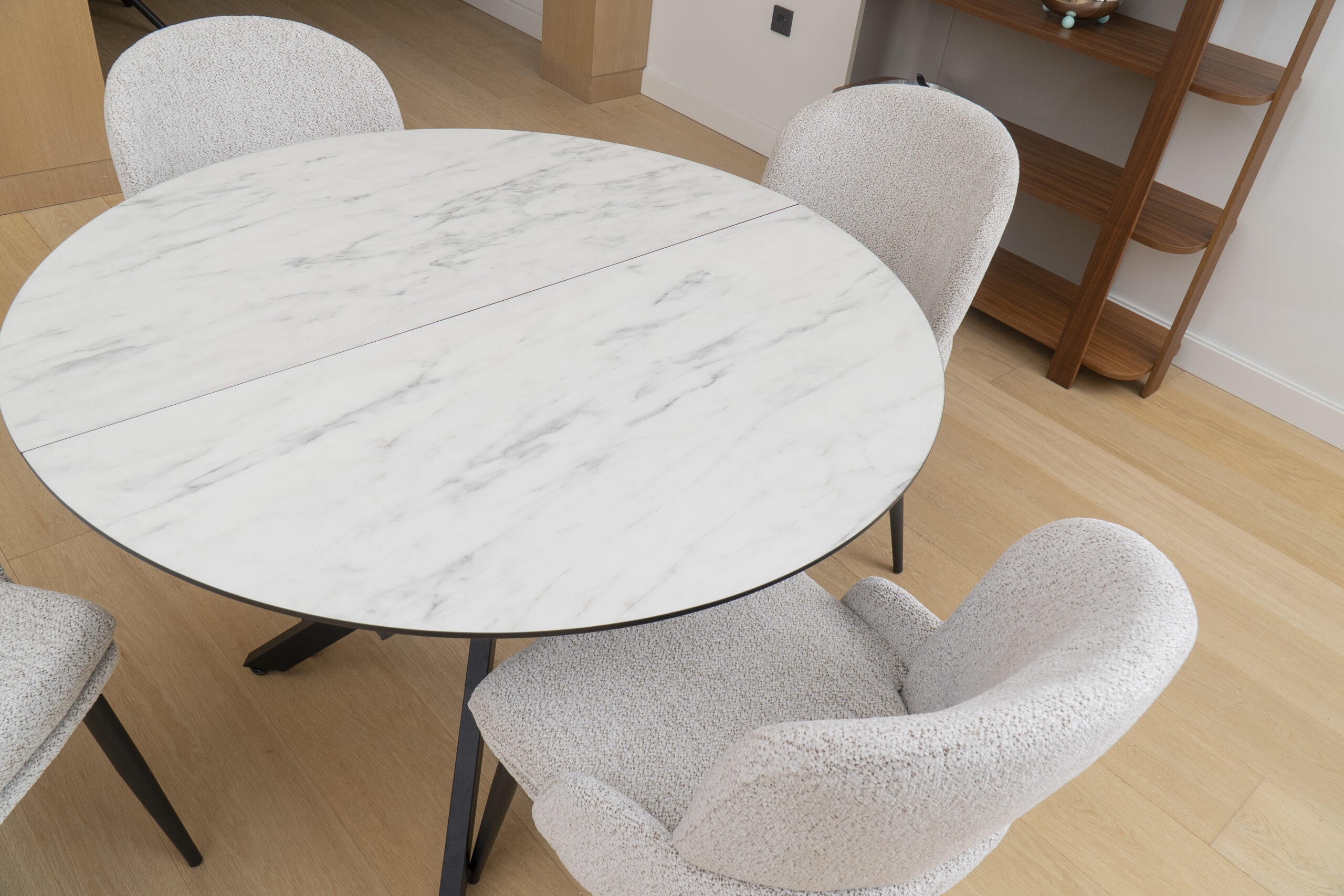 PRIV DOBOK Marmo Super Matt isskleidziamas valgomojo stalas