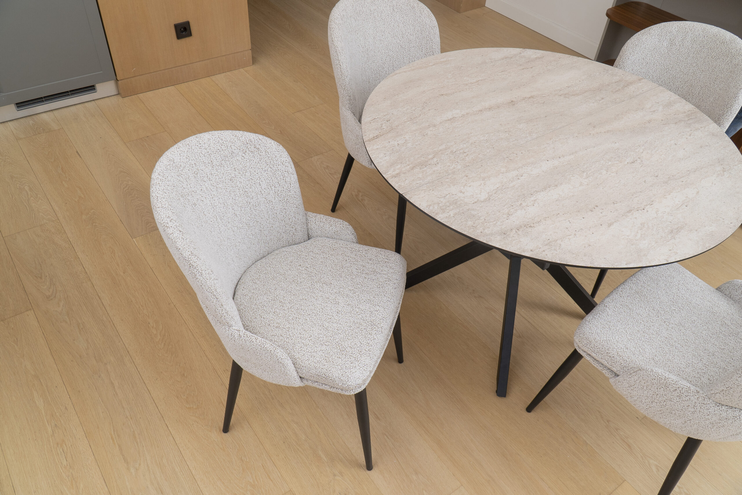 PRIV DOBOK Traventen isskleidziamas valgomojo stalas